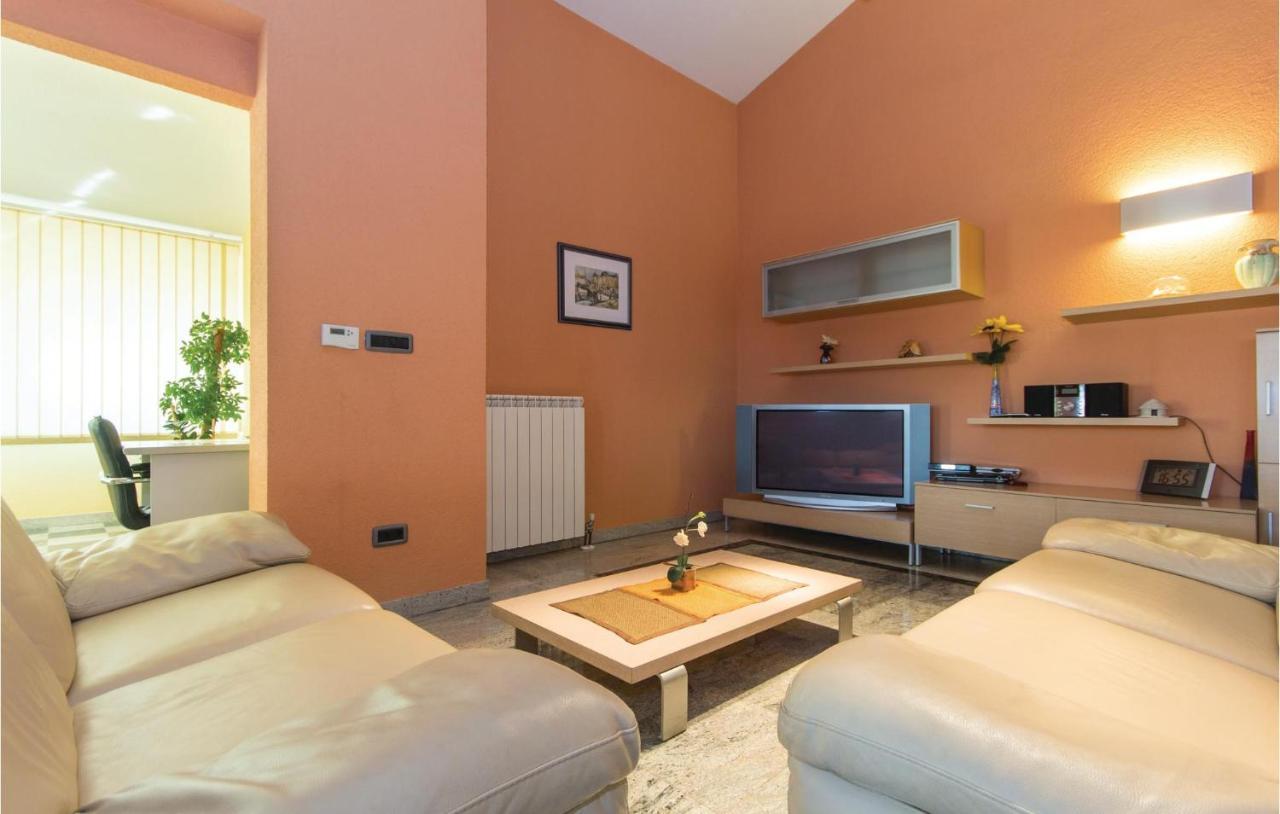 Stunning Home In Pula With Kitchen *