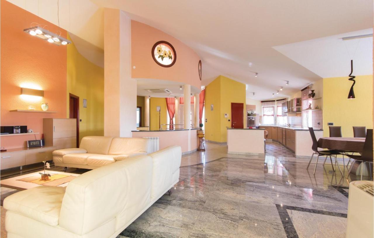 Stunning Home In Pula With Kitchen