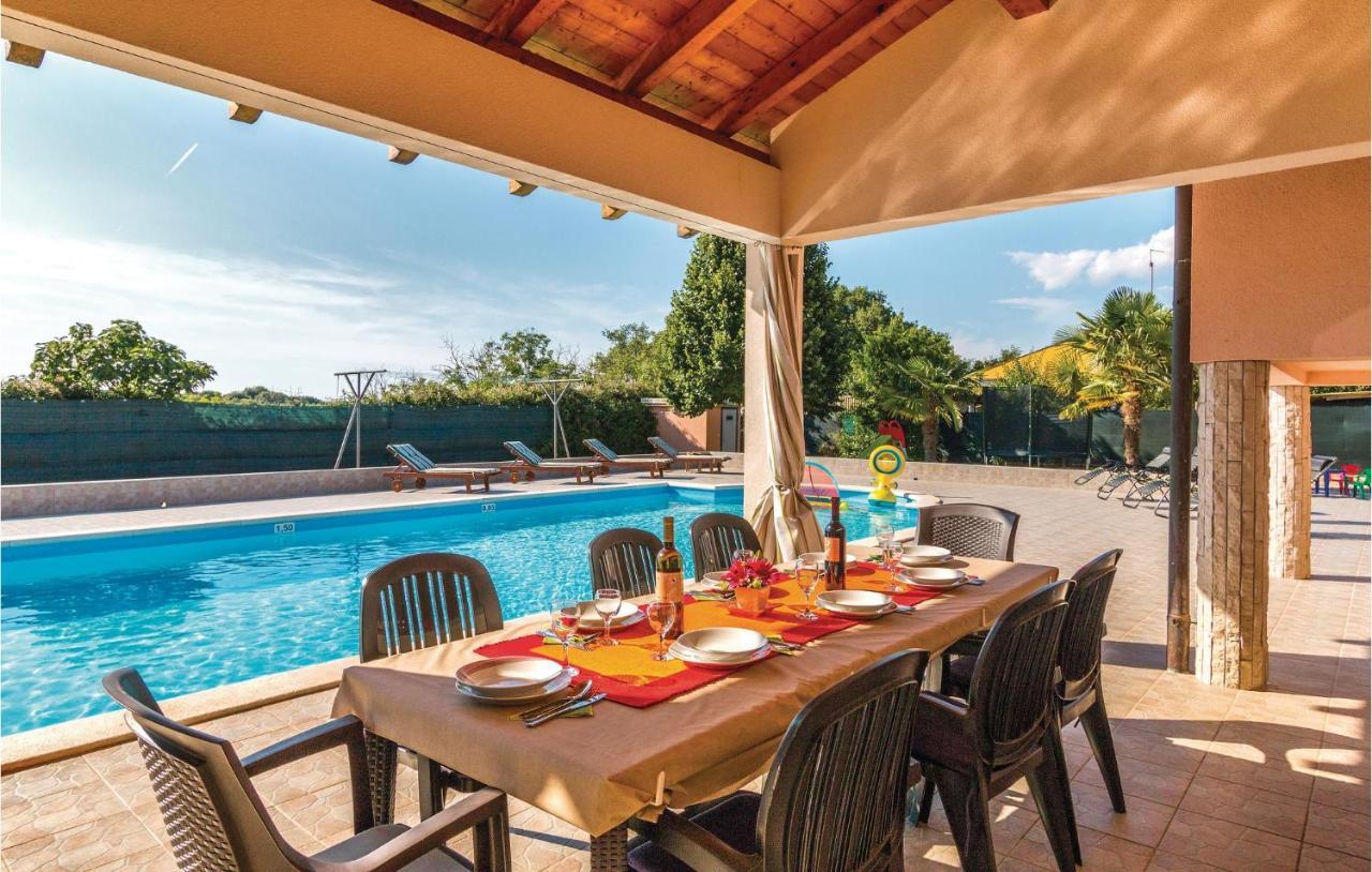 Holiday home Stunning Home In Pula With Kitchen *