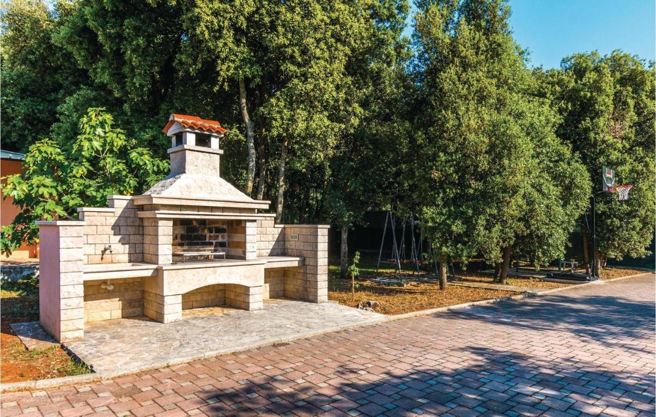 Vikendica Stunning Home In Pula With Kitchen