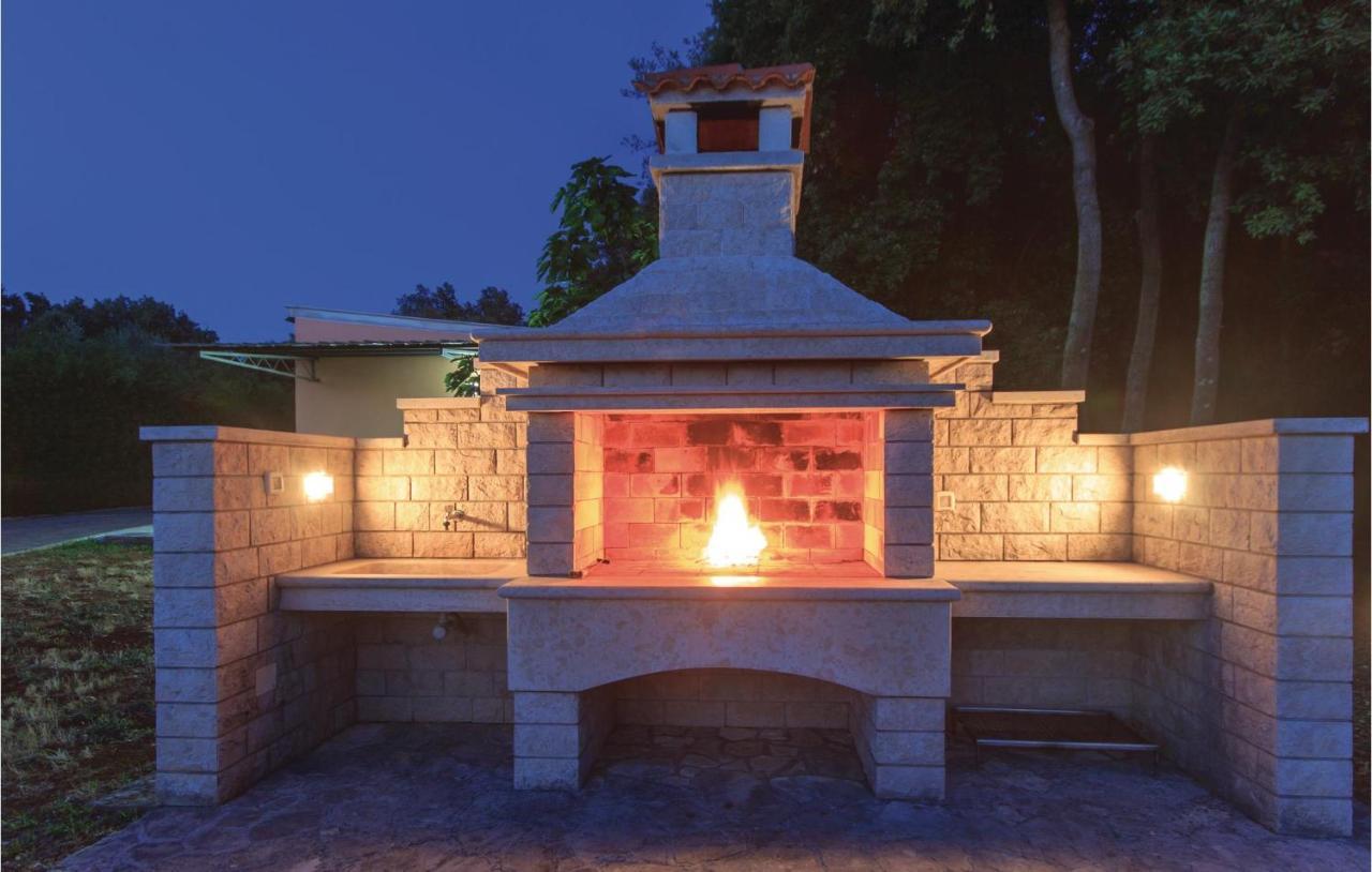 Stunning Home In Pula With Kitchen *