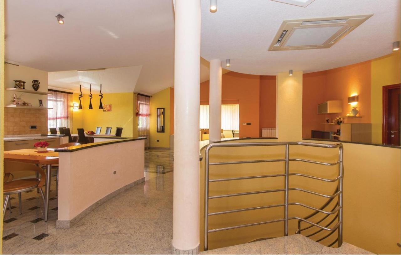 Holiday home Stunning Home In Pula With Kitchen *