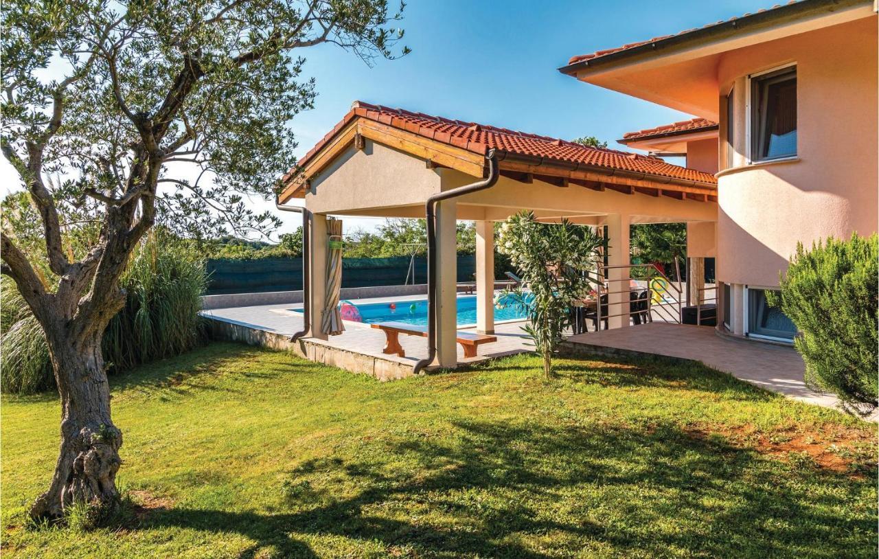 Stunning Home In Pula With Kitchen Vikendica *