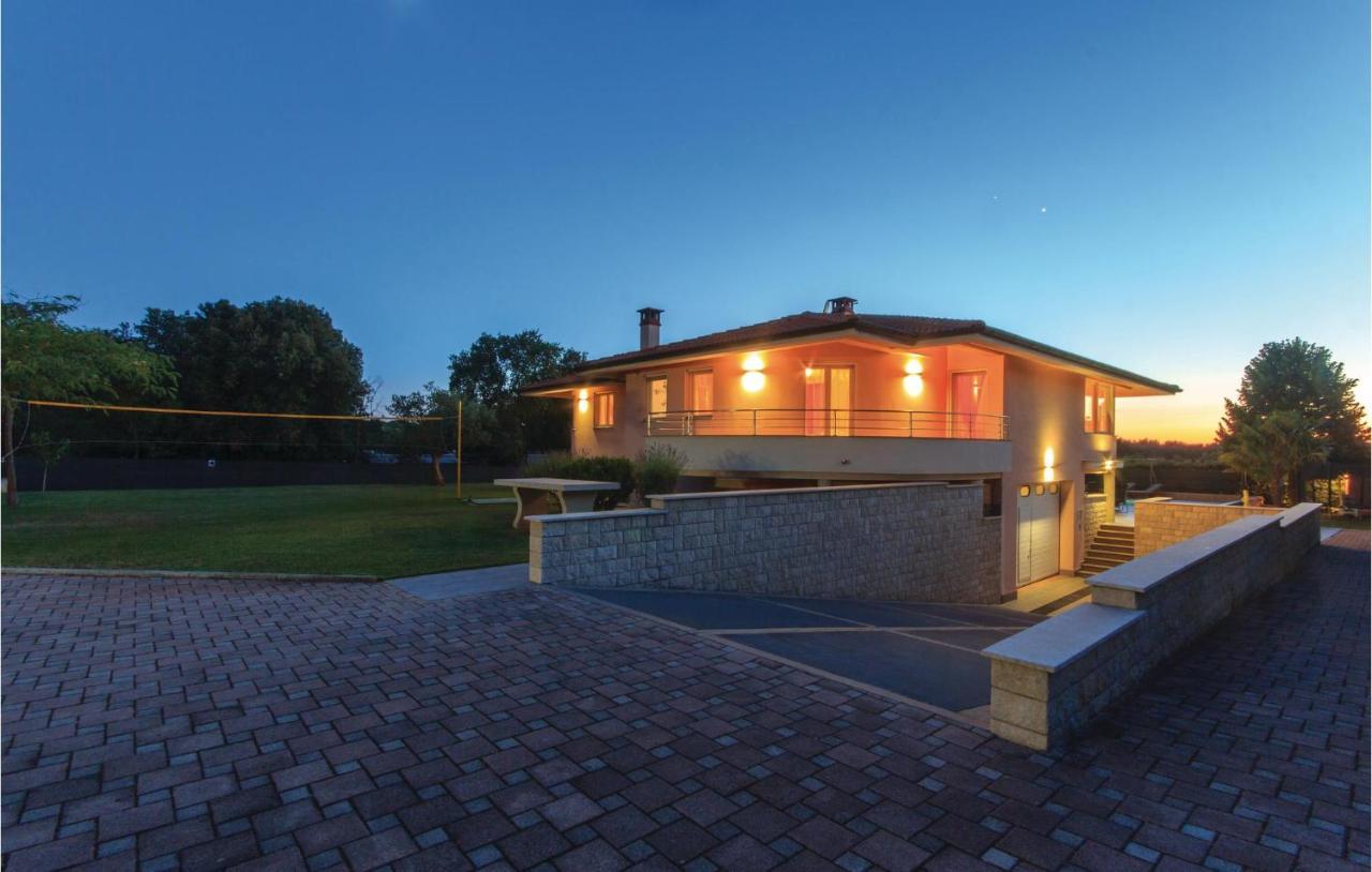 Holiday home Stunning Home In Pula With Kitchen Pula