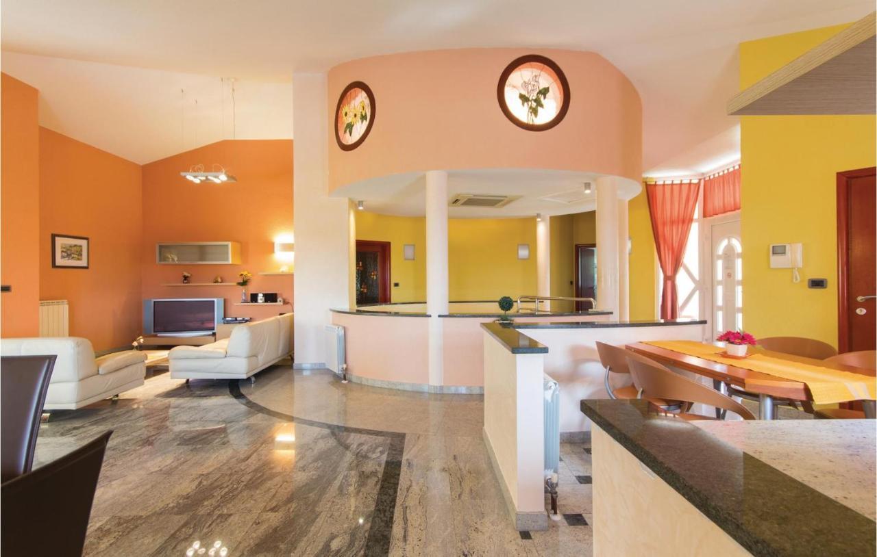 Vikendica Stunning Home In Pula With Kitchen *