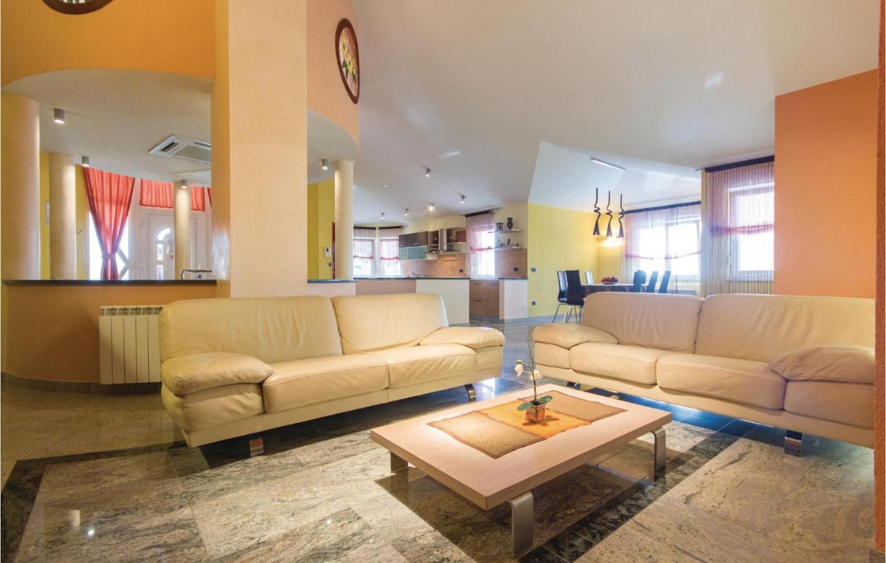 Stunning Home In Pula With Kitchen * Pula