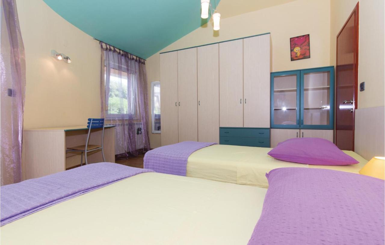 Stunning Home In Pula With Kitchen Vikendica *