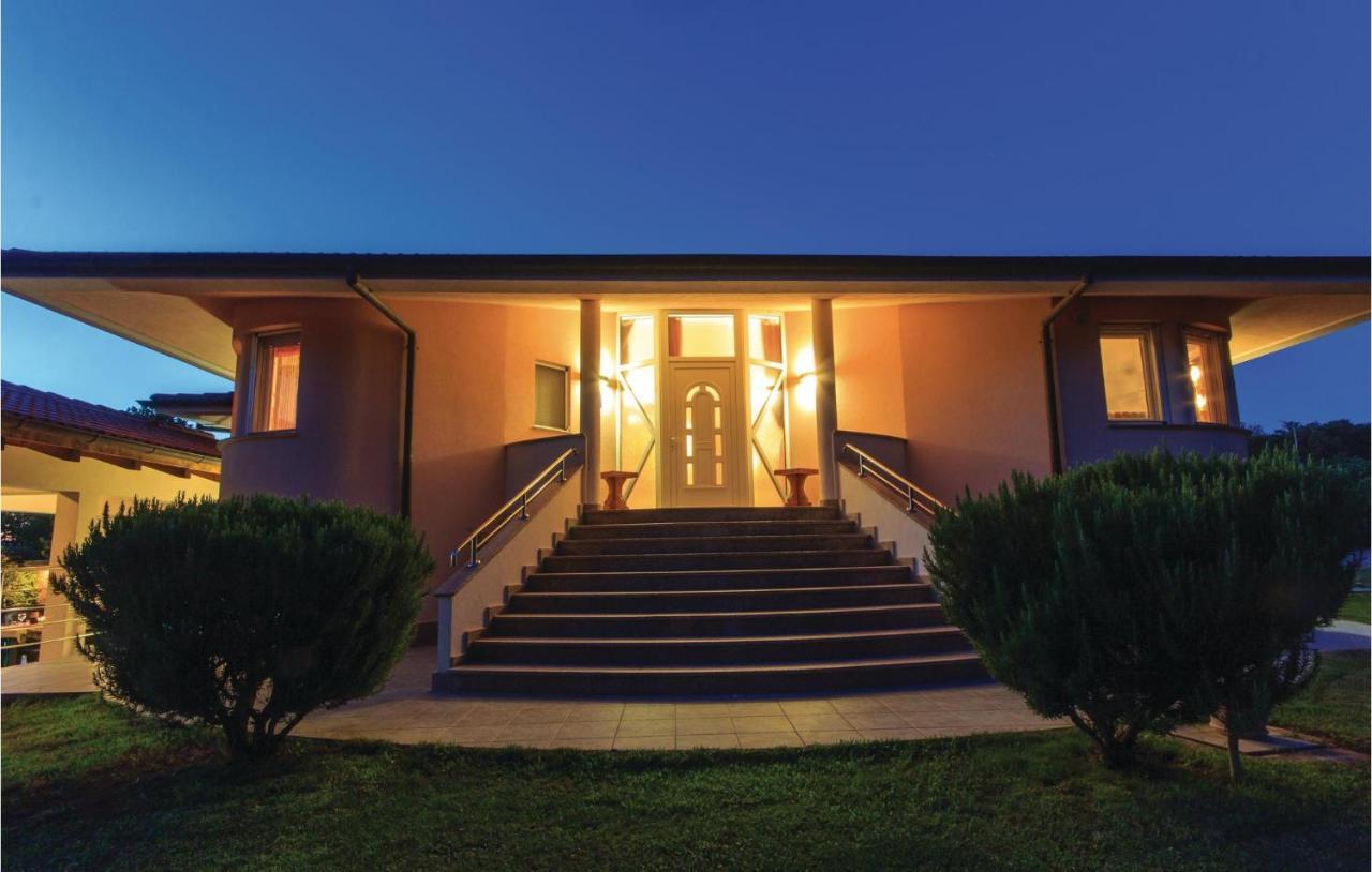 Holiday home Stunning Home In Pula With Kitchen *
