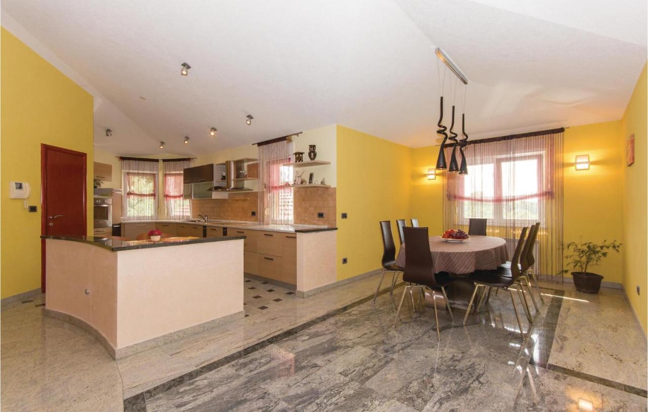 Stunning Home In Pula With Kitchen *