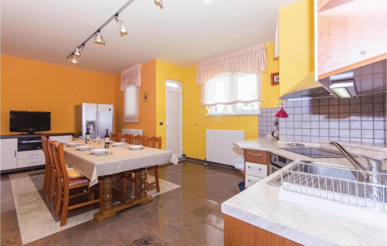 Vikendica Stunning Home In Pula With Kitchen