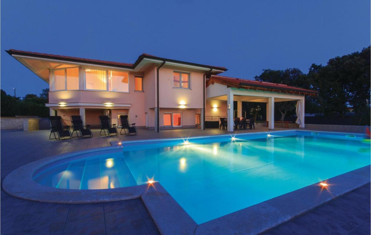 Holiday home Stunning Home In Pula With Kitchen *