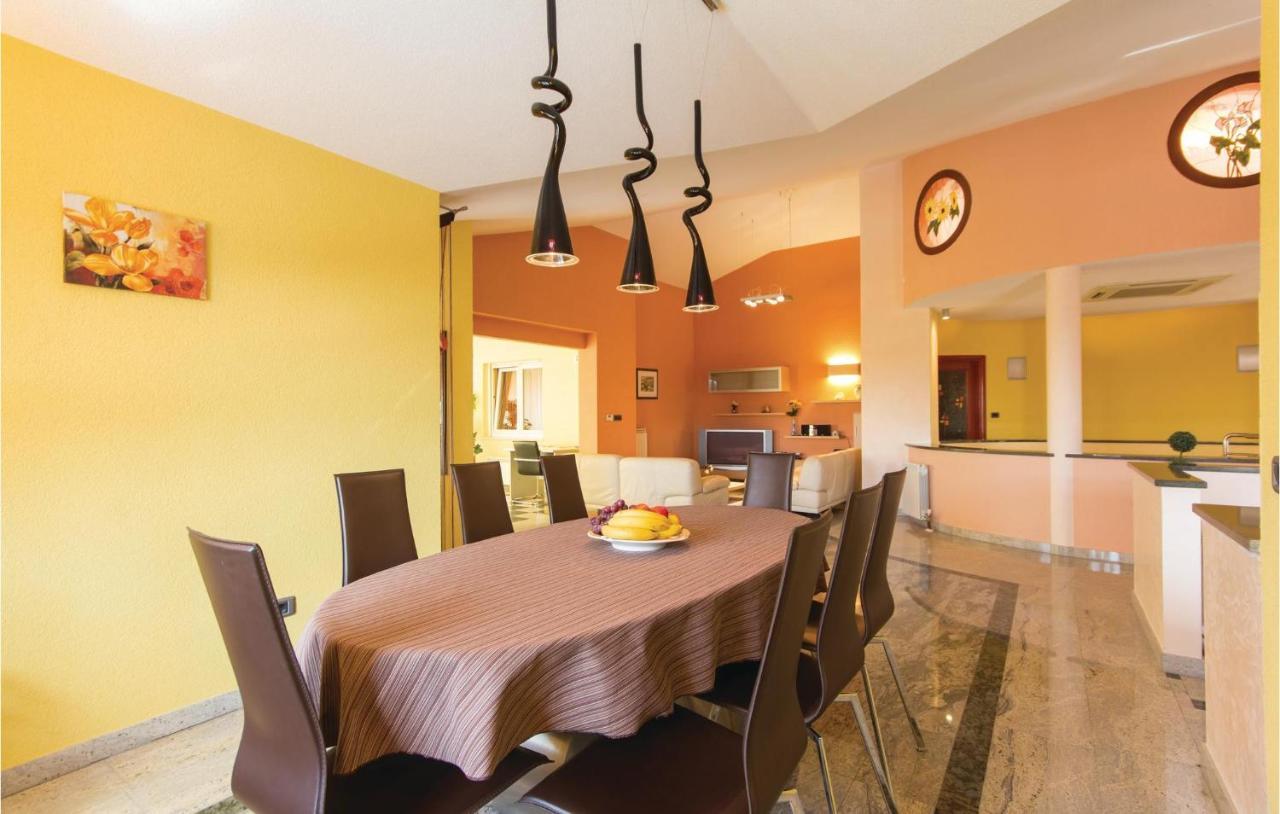 Vikendica Stunning Home In Pula With Kitchen Pula