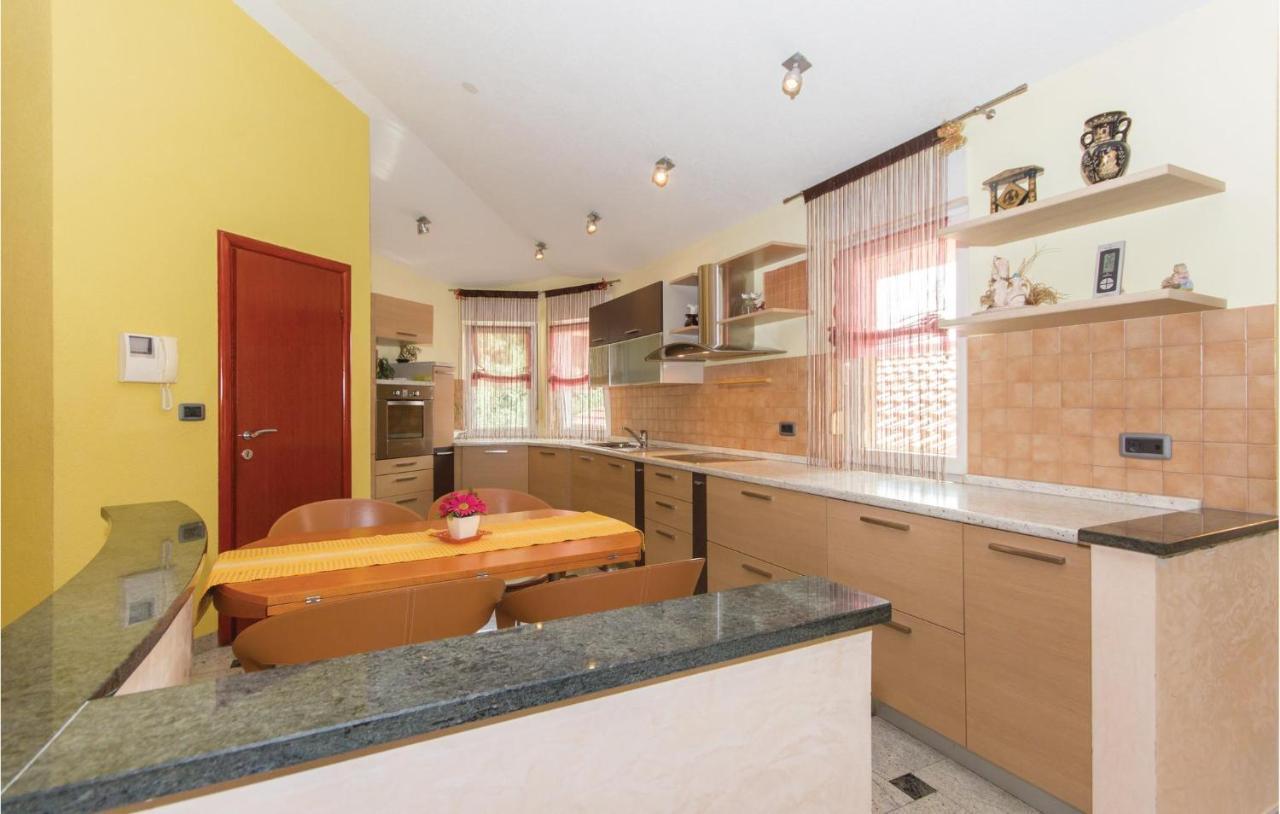 Stunning Home In Pula With Kitchen Vikendica