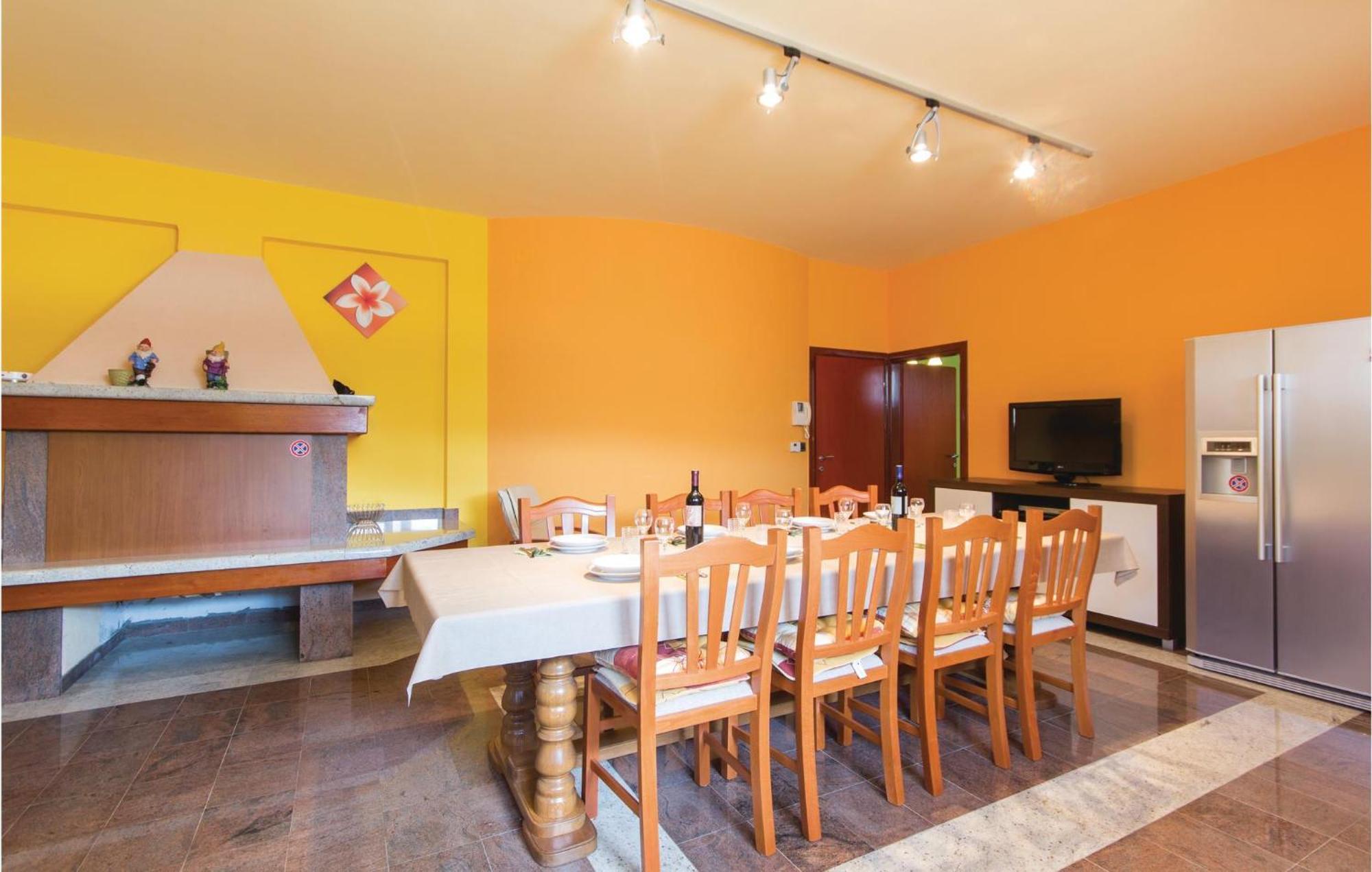 Vikendica Stunning Home In Pula With Kitchen Pula