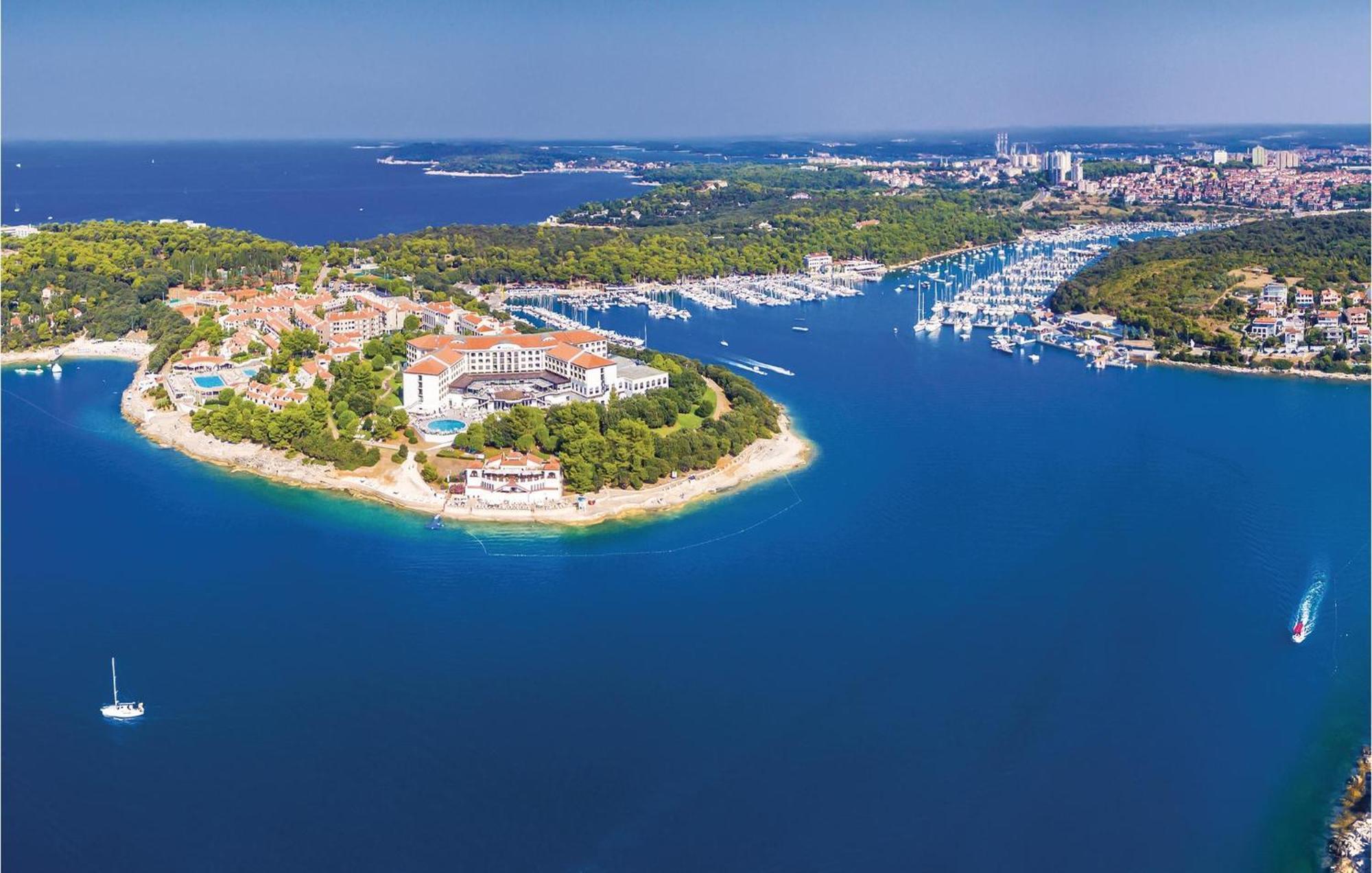 Stunning Home In Pula With Kitchen Holiday home