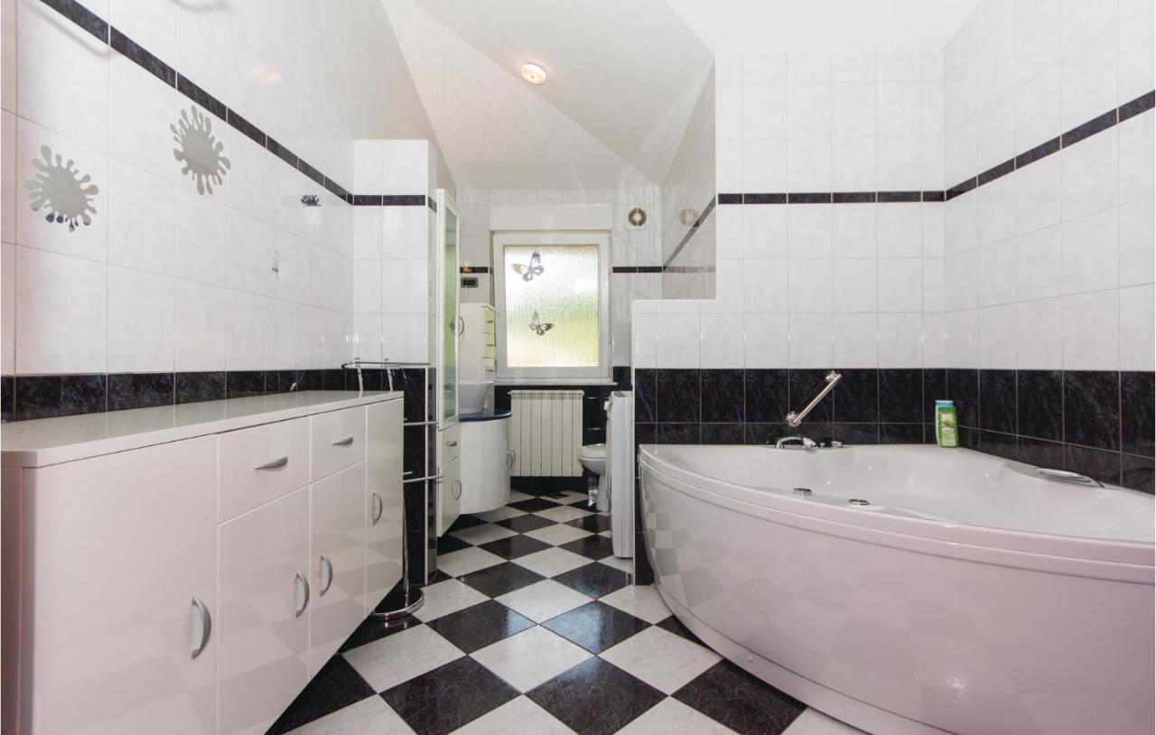 Ferienhaus Stunning Home In Pula With Kitchen *